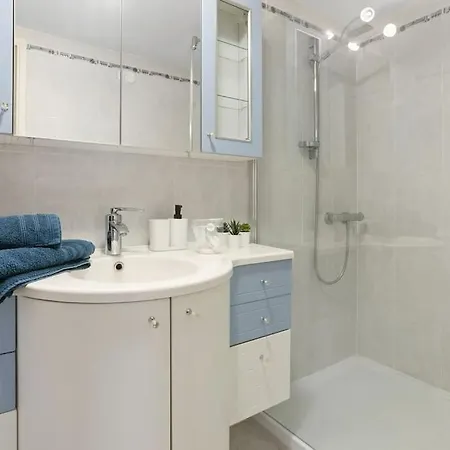 Joli 65m2 Piscine Parking Apartament